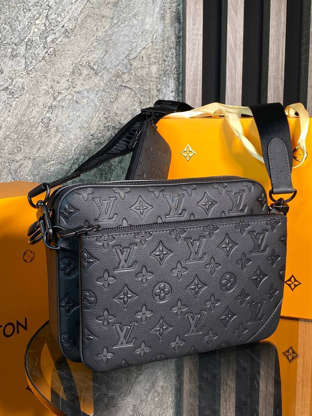 Сумка-мессенджер Louis Vuitton