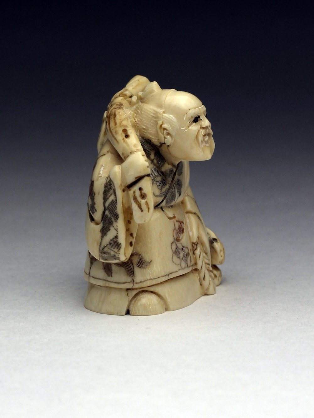 Нэцкэ Рыбак с карпом