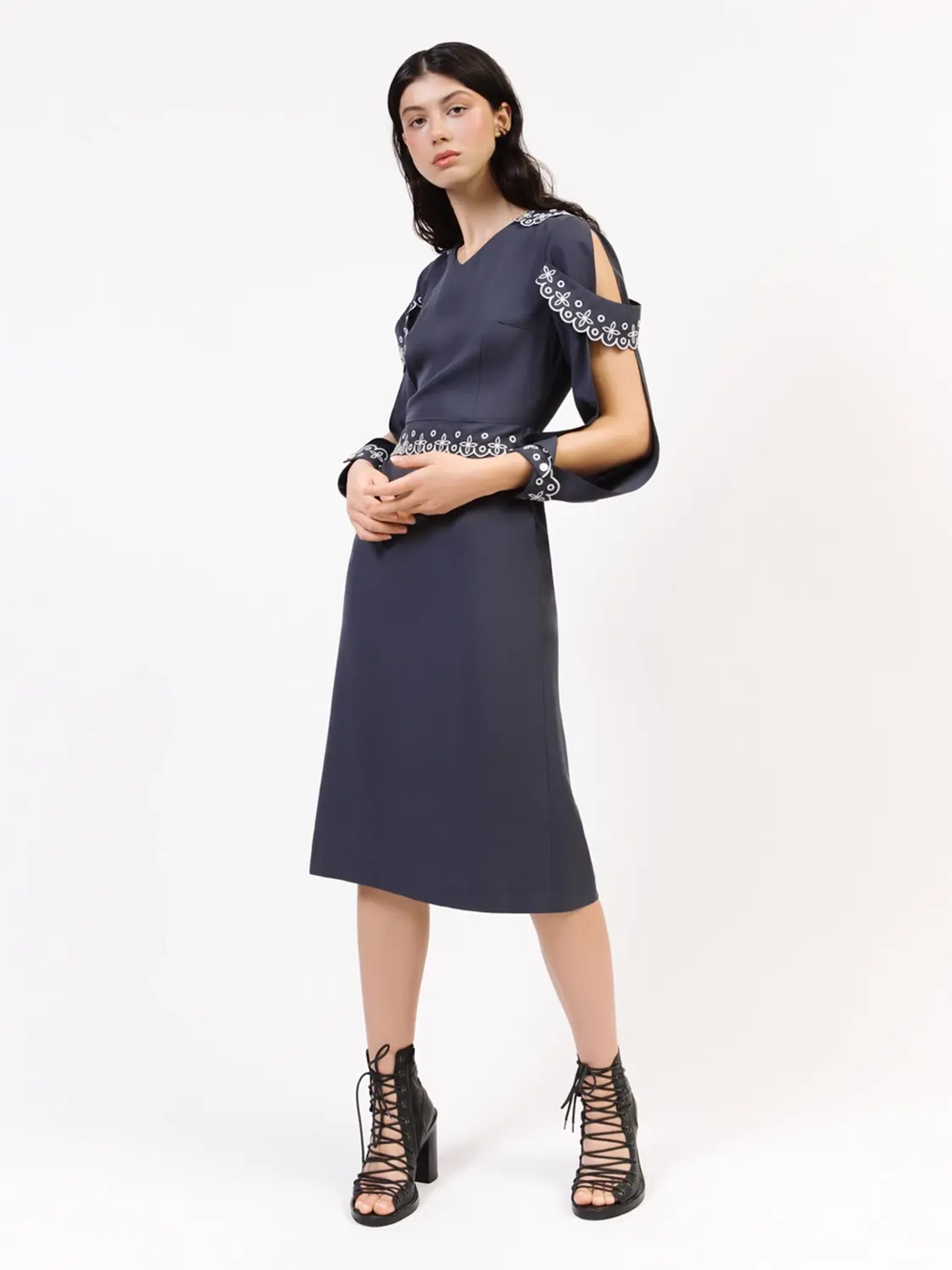 Платье-футляр с вышивкой OLA OLA