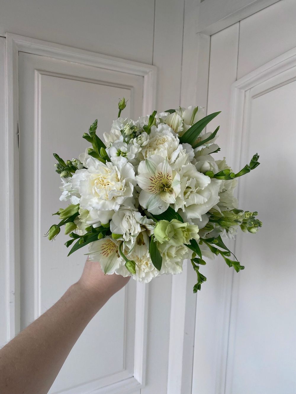 Свадебный букет из альстромерии, диантусов, лизиантуса и фрезии