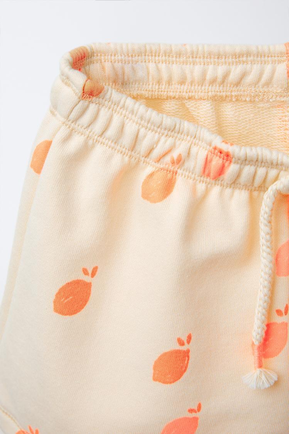 ZARA КОМПЛЕКТ ИЗ ФУТБОЛКИ И ШОРТОВ-БЕРМУДОВ С ПРИНТОМ, КАМЕННО-СЕРЫЙ