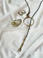 Колье галстук бронзовый круг и палочка с узором на черной металлической цепочке-сетке