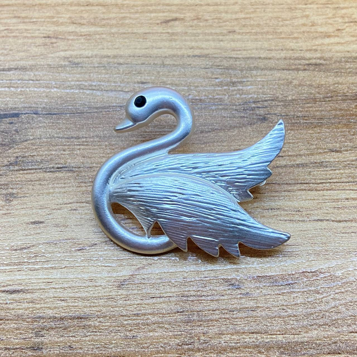 Брошь Лебедь крылья фактурные эмаль серебристо-белая металл
