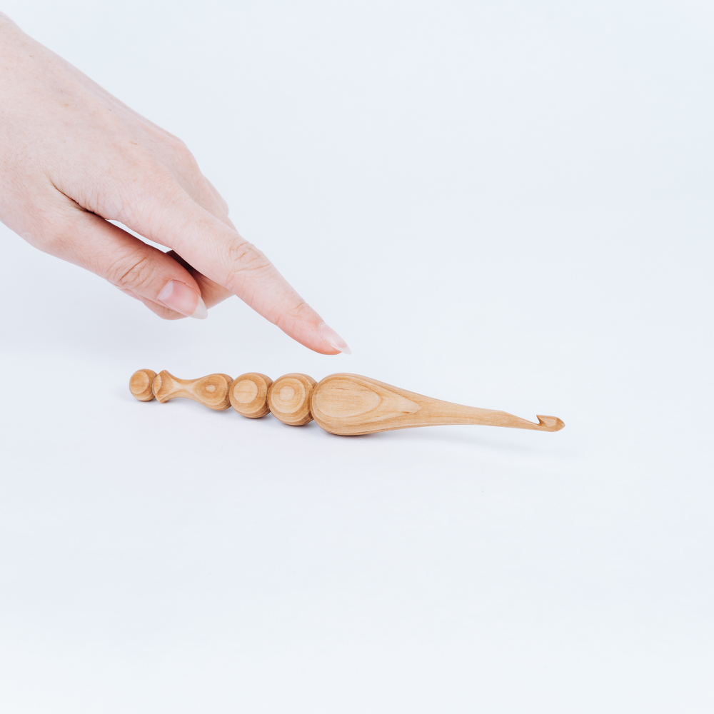 Деревянный крючок для вязания из сибирского кедра 5.5 мм. K197