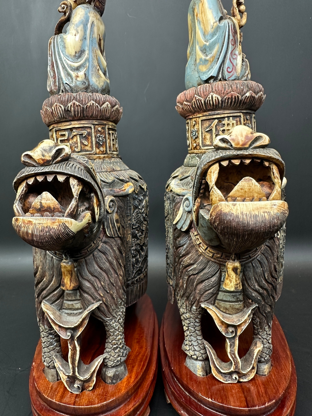 Парные фигуры из кости — Гуань Инь верхом на Цилинь