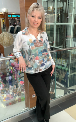 Джемпер с воротничком и оригинальным изображением города