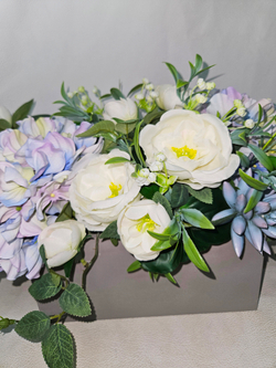 Композиция Мечта из искусственных цветов в длинном светлом кашпо