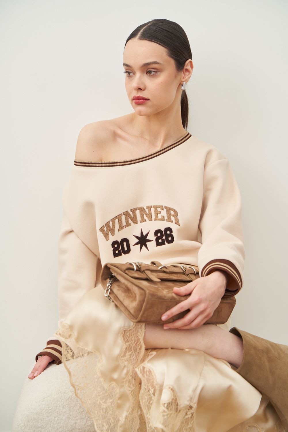 СВИТШОТ НА ОДНО ПЛЕЧО «WINNER» КРЕМ-БРЮЛЕ