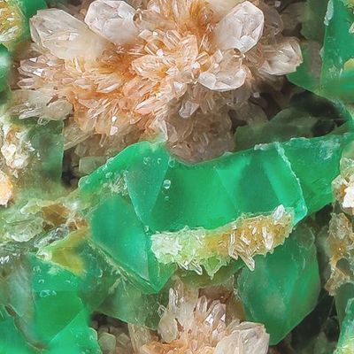 Бежевые кварцевые цветы с зелеными кристаллами