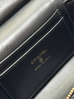 Черная сумка Chanel прямоугольная с золотой фурнитурой