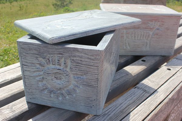 Деревянные панно и шкатулки с изображениями хакасских петроглифов - уникальные сувениры из Сибири