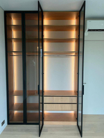 Индивидуальная гардеробная с подсветкой и стеклянными дверями – идеальное решение