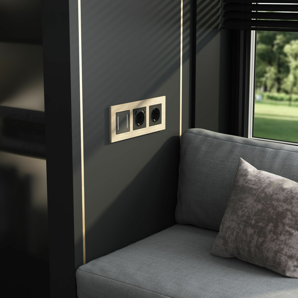 Рамка на 3 поста AluMax (шампань)