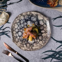 Блюдо для подачи 30,5*28,7 см h3,3 см Pebbles Clear Ice Dark   P.L. [1]