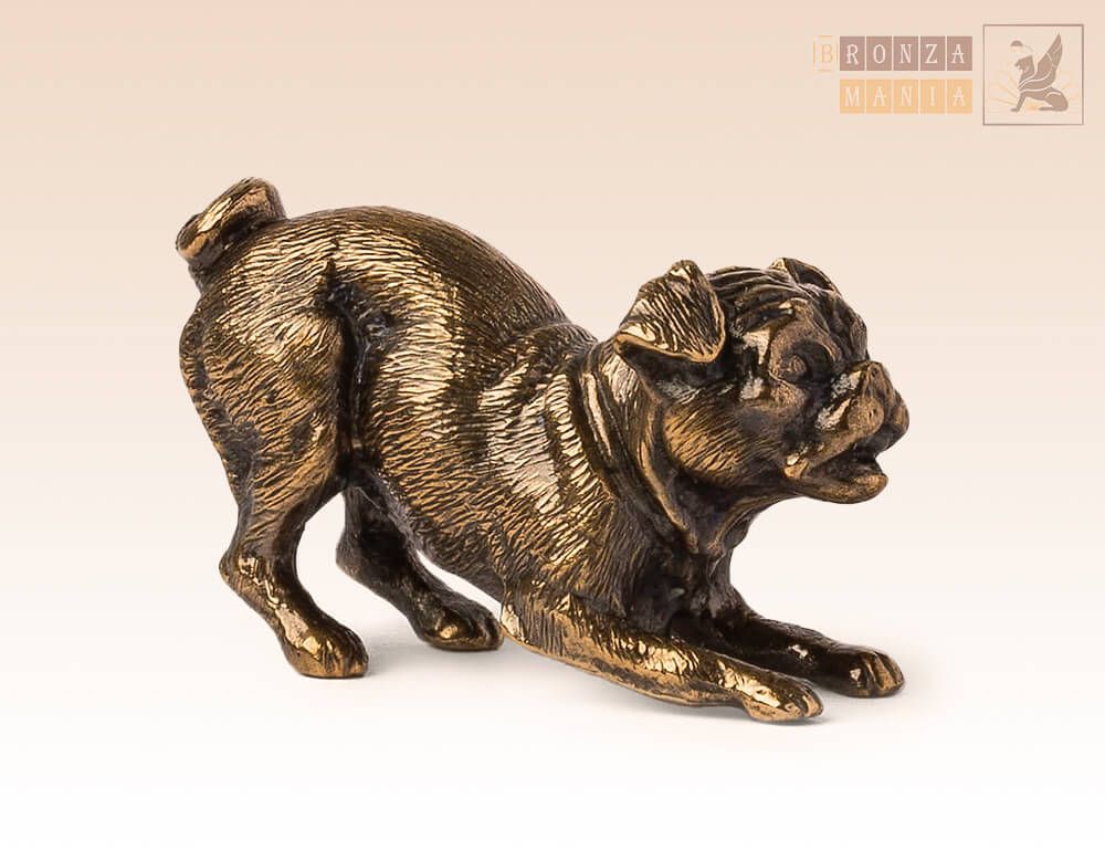 фигурка Собака Мопс играет