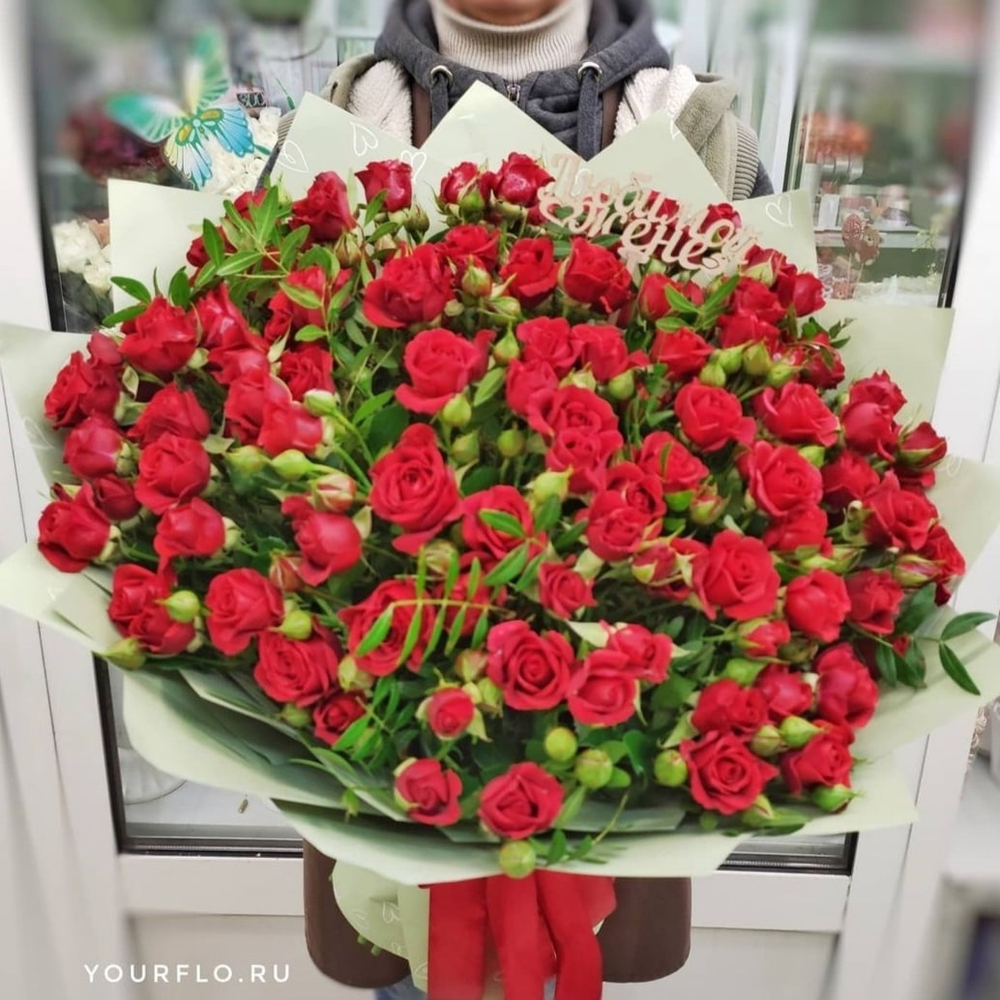 Букет из 21 красных кустовых роз сорта "Mirabel"