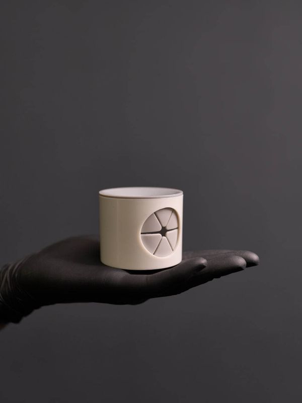 Самоочищающаяся расческа с кнопкой