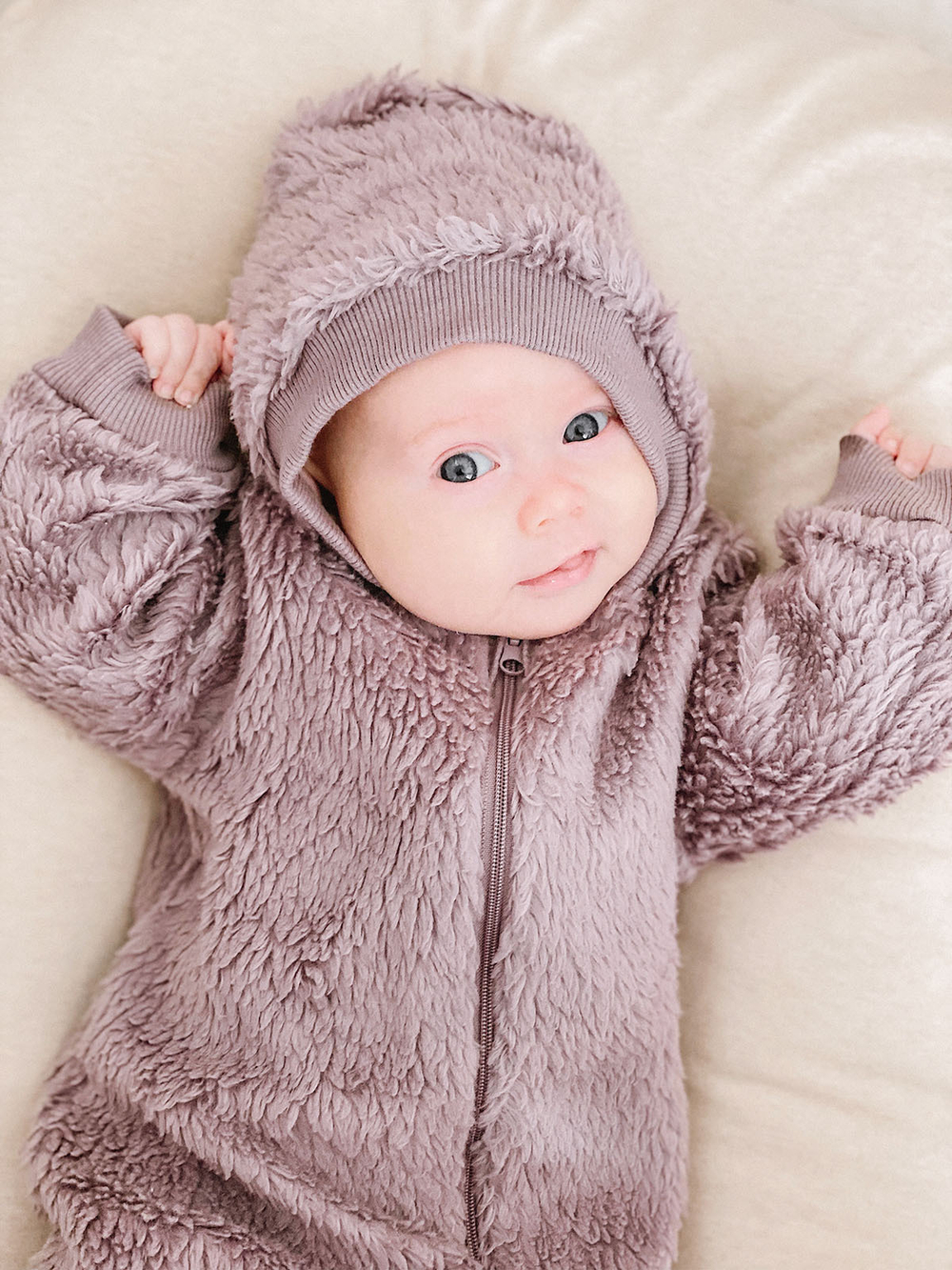 Плюшевый комбинезон из органического хлопка Mjölk Purple Dove, на манжетах