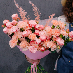 75. Уютный букет в персиково-розовой гамме с кустовыми розами