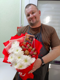 Букет из клубники в шоколаде и хризантемы