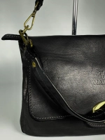 Женская наплечная сумка из натуральной винтажной кожи черного цвета