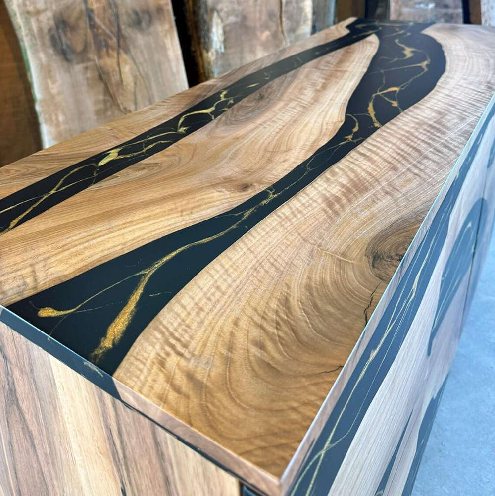 Черно-золотой сервант из ореха