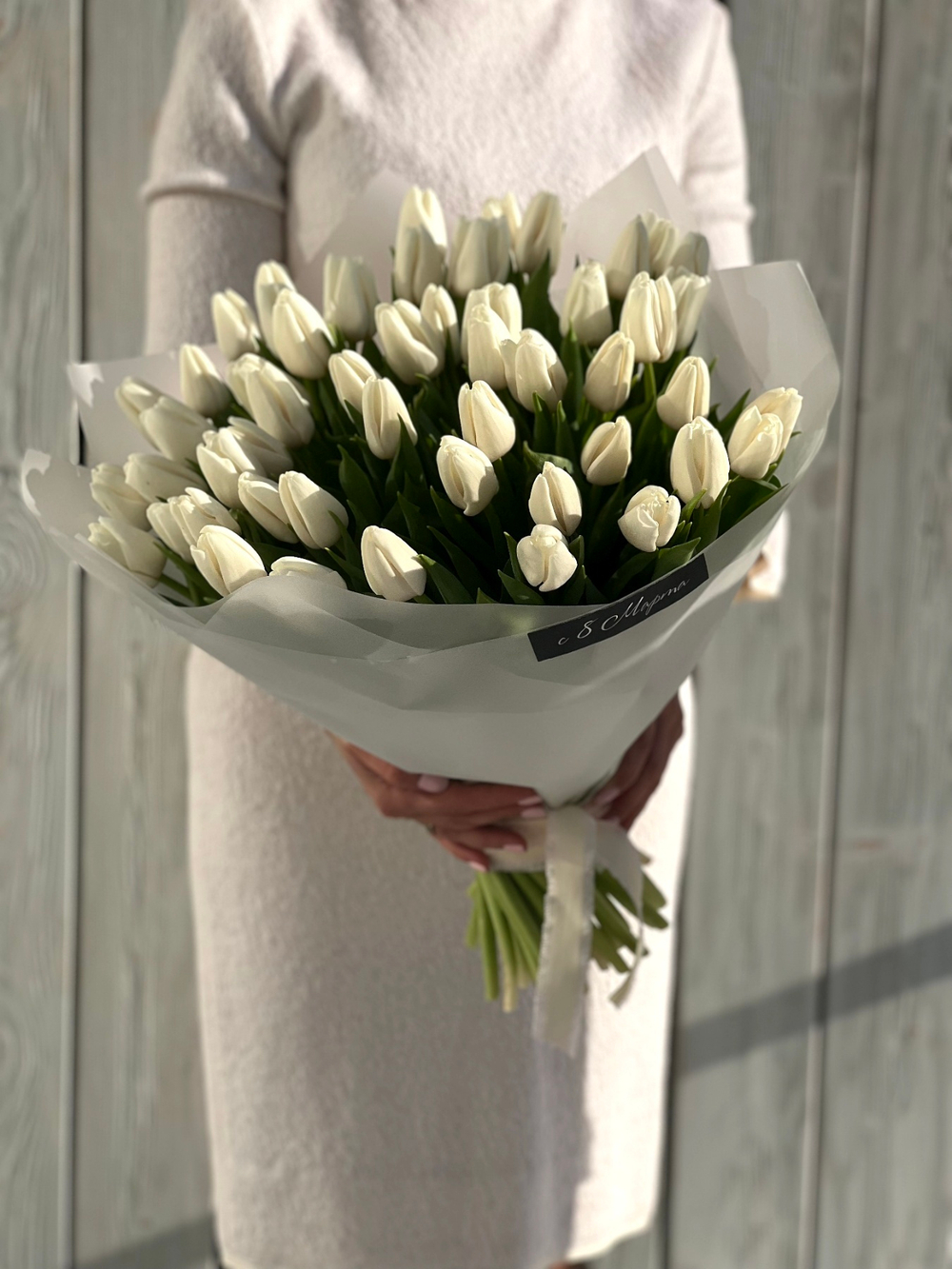 Объемный букет из белых тюльпанов в нежном оформлении от Флора Маркет