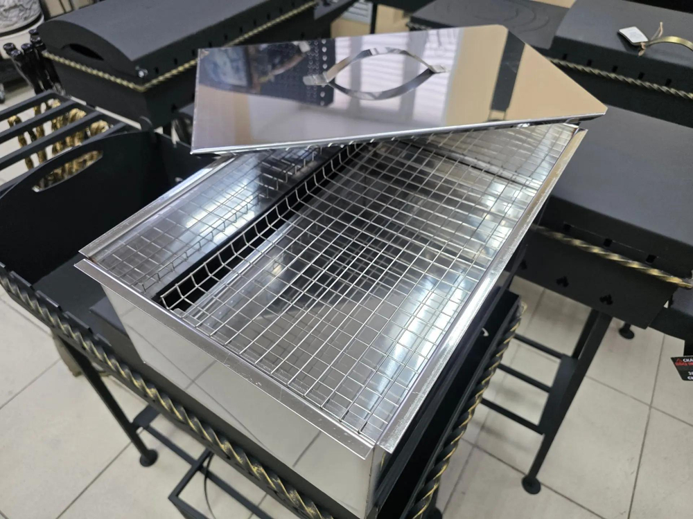 Коптильня из нержавеющей стали 250х400х150 с задвижной крышкой  Компактная и удобная коптильня для домашнего горячего копчения 🔥 Данная модель выполнена из нержавеющей стали толщиной 0,8 мм и отличается от классических вариантов своей конструкцией. Здесь предусмотрен один ярус, а крышка сделана задвижной, а не домиком, как у многих других моделей.  Размер 250х400х150 мм делает эту коптильню отличным вариантом для тех, кто ищет аккуратную, практичную и удобную модель для дома, дачи или отдыха на природе. Она не занимает много места, проста в использовании и хорошо подходит для приготовления небольших порций копченых продуктов.  Характеристики: размер: 250х400х150 мм материал: нержавеющая сталь толщина стали: 0,8 мм конструкция: 1 ярус крышка: задвижная назначение: горячее копчение Преимущества модели: изготовлена из нержавеющей стали компактная и удобная форма один ярус для размещения продуктов задвижная крышка подходит для дома, дачи и отдыха удобна для приготовления небольших объемов продуктов  В такой коптильне удобно готовить:  рыбу 🐟 мясо 🍖 курицу сало колбаски сыр  Эта модель подойдет тем, кто ищет простую и надежную коптильню из нержавейки, с удобной конструкцией и без лишних деталей. За счет компактного размера ее удобно хранить, перевозить и использовать в нужный момент.  Почему выбирают нас: работаем ежедневно график: 10:00–19:00 более 6 лет опыта более 1000 положительных отзывов более 250 отзывов на Авито Оплата: наличные QR-код банковская карта расчетный счет Доставка: по Казани отправка в другие города надежная упаковка  📍 Адрес: г. Казань, ул. Академика Завойского, 21  📩 Пишите в сообщения — подскажем по наличию и ответим на вопросы.  Если вы ищете, где купить коптильню из нержавеющей стали, обратите внимание на компактную модель размером 250х400х150 мм. Такая коптильня отлично подходит для горячего копчения рыбы, мяса, курицы, сала и других продуктов в домашних условиях или на даче. Коптильня из нержавейки удобна в уходе, практична в использовании и занимает минимум места. Благодаря задвижной крышке и компактной конструкции модель подойдет тем, кому нужна надежная домашняя коптильня для небольших объемов приготовления.  Коптильня из нержавеющей стали, коптильня из нержавейки, купить коптильню, домашняя коптильня, коптильня для дачи, коптильня для рыбы, коптильня для мяса, коптильня горячего копчения, компактная коптильня, коптильня 250х400х150, коптильня с задвижной крышкой, коптильня из стали 0.8 мм.