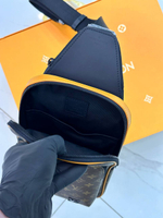 Сумка-слинг Louis Vuitton