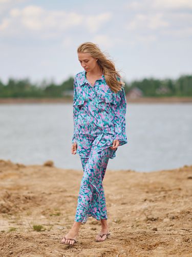 Розово-голубой костюм-двойка с принтом