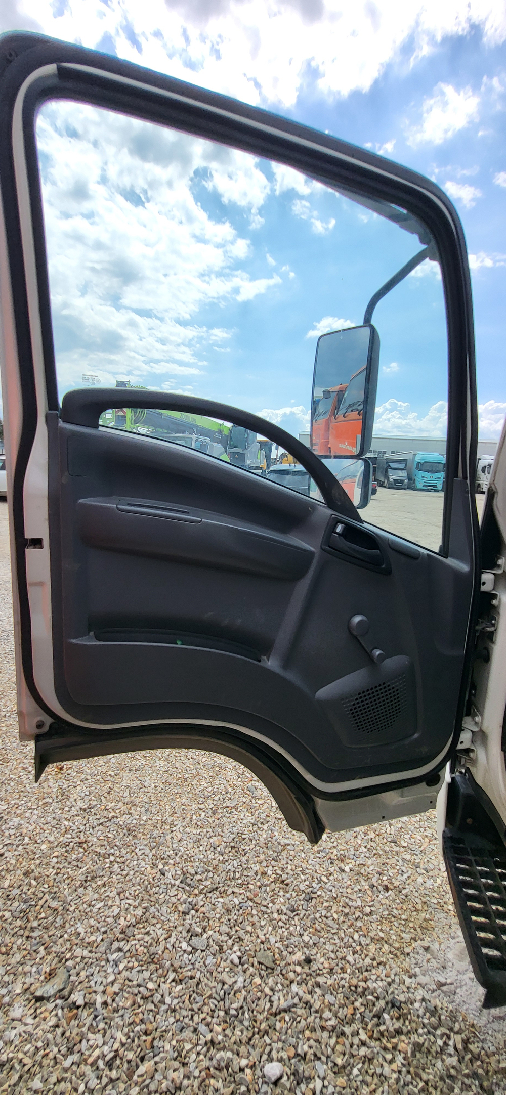 Isuzu ELF 7.5 (NPR) Промтоварный 470520 (Дизельный, 5,2 л, 155 л.с., МТ)