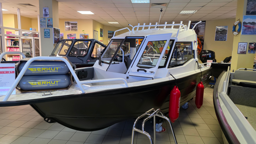 Лодка Беркут L-HT Open. В наличии. Цвет Черный низ - серый верх