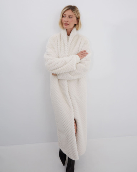 Шуба из искусственного меха норки зигзаг молочный