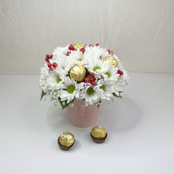 Сладкий букет из хризантемы, гипсофилы и конфет Ferrero Rocher в стаканчике "Жемчужина"