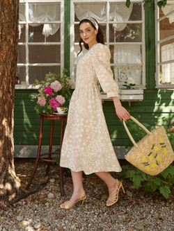 Платье миди с вырезом