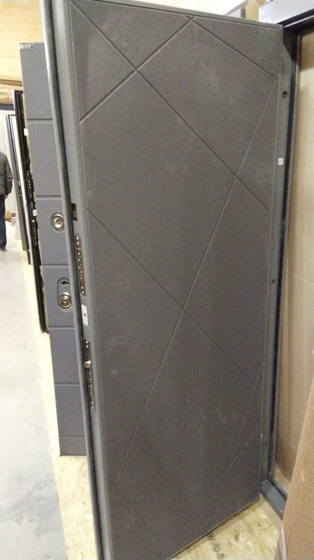 Дверь входная Лабиринт INFINITY 24 Графит софт металлическая