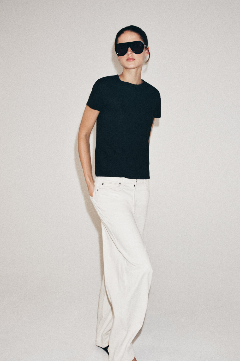 ZARA ФУТБОЛКА ИЗ ЛЬНА И ХЛОПКА С КОРОТКИМИ РУКАВАМИ, УГОЛЬНЫЙ