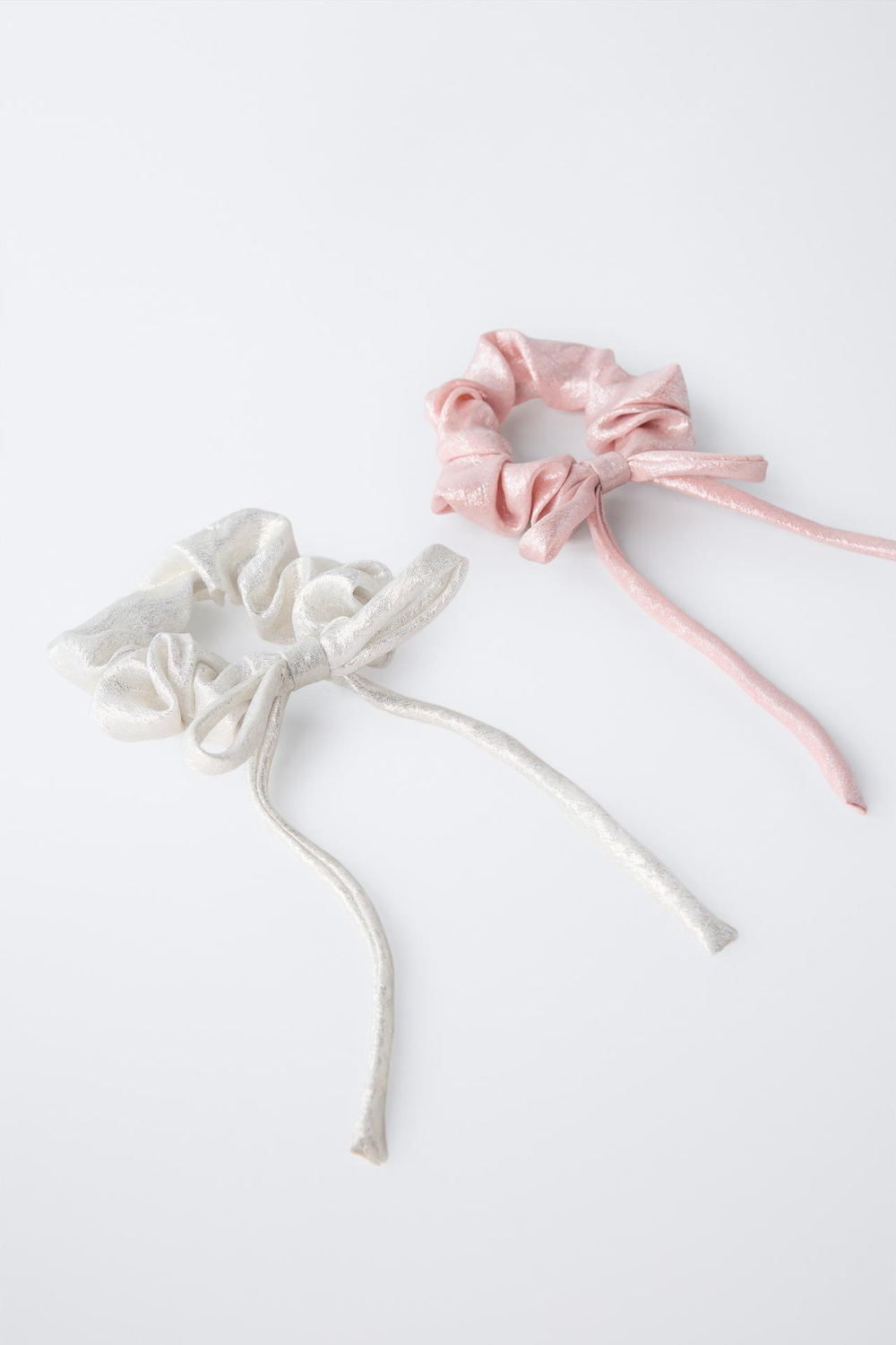 ZARA НАБОР ИЗ 2 РЕЗИНОК ДЛЯ ВОЛОС С БЛЕСТЯЩИМИ БАНТАМИ, СЕРЕБРИСТЫЙ