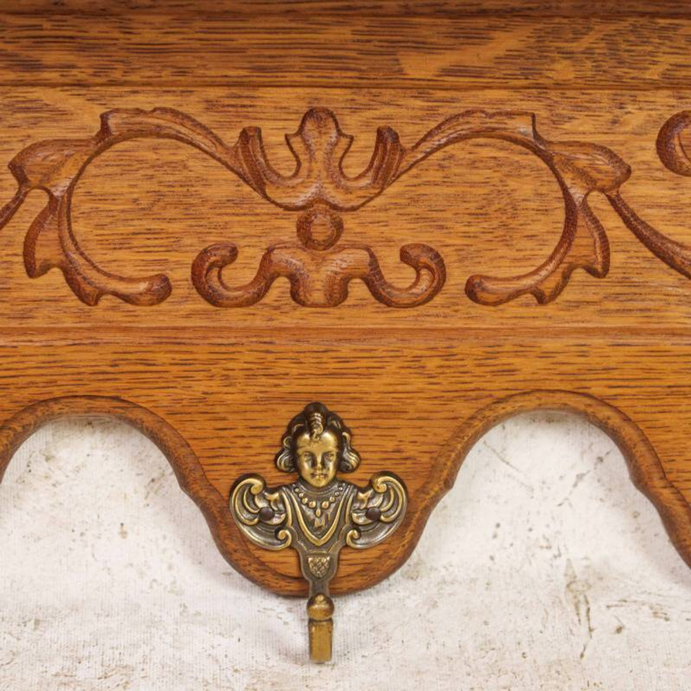 Настенная вешалка с растительным орнаментом и латунными крючками в Неоренессансном стиле