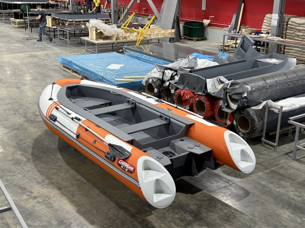 Моторная лодка РИБ Gelium 4300 (высокий борт, пластиковый конус)