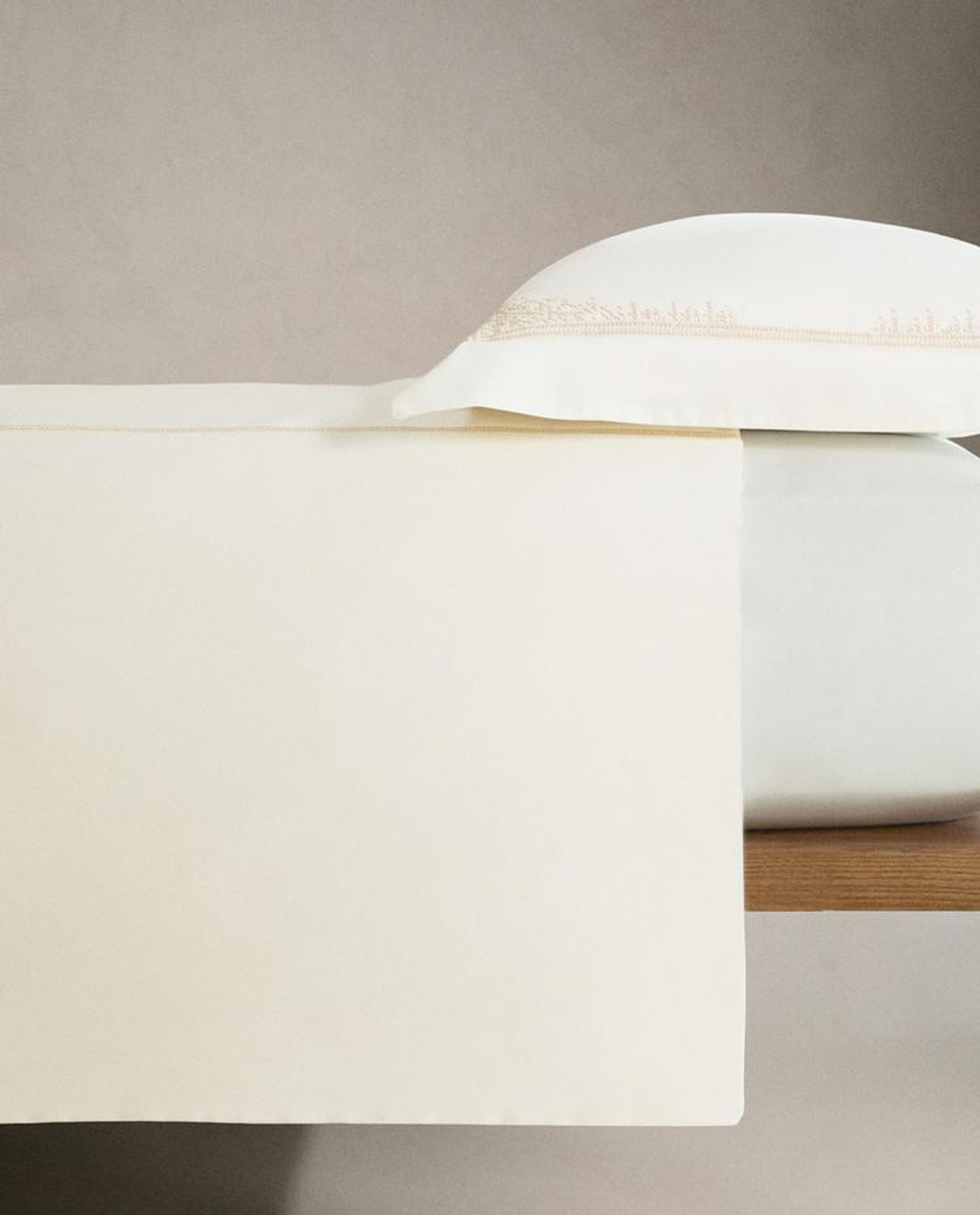 ZARA HOME ПОДОДЕЯЛЬНИК ИЗ САТИНА С ВЫШИВКОЙ (300 НИТЕЙ), ЗОЛОТОЙ