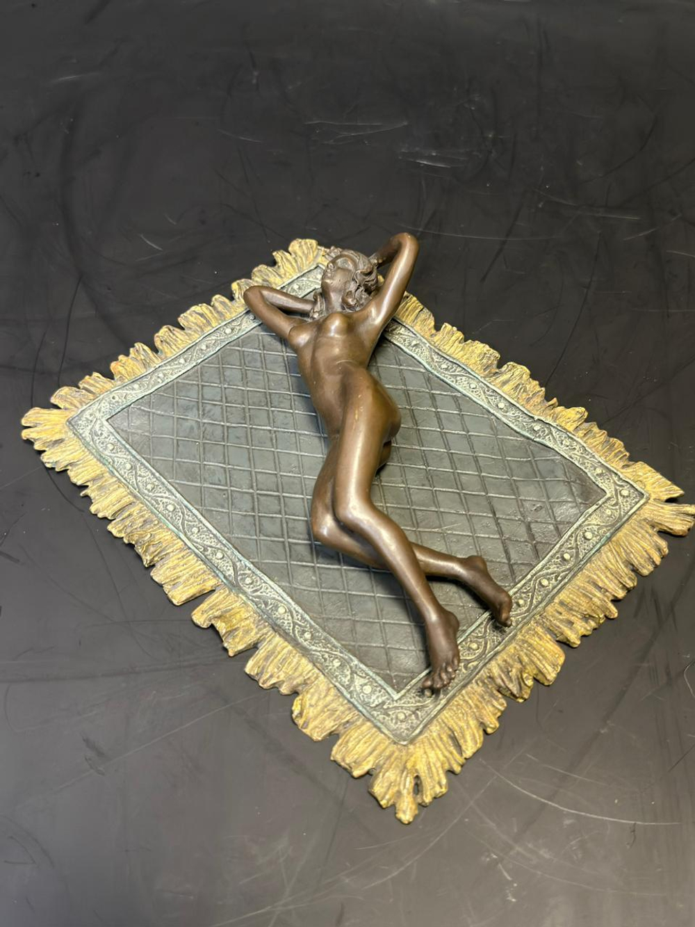 Бронзовая скульптура в стиле Венской бронзы «Обнаженная на ковре»