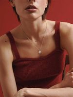 Медальон с гравировкой «Любовь никогда не перестает»