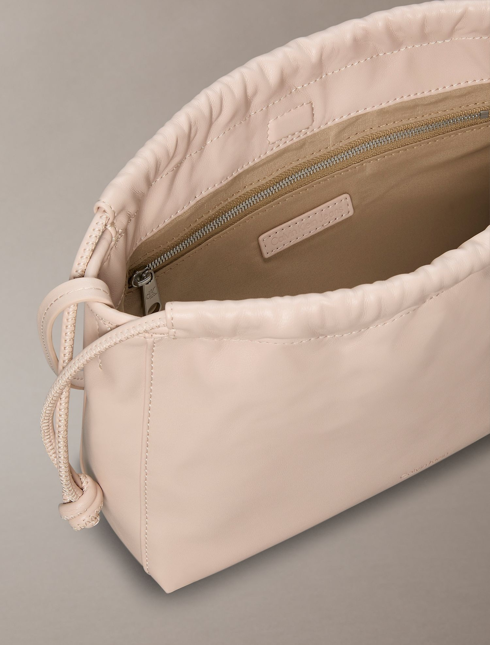 Сумка Calvin Klein Drawstring Crossbody Bag Hushed Pink