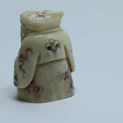 Нэцкэ Дзюродзин с посохом и меленьким мешочком в руке