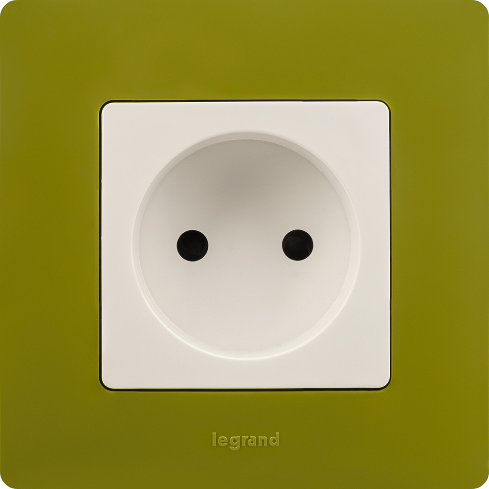 Розетка без заземления со шторками 16А 250В белый ETIKA Legrand