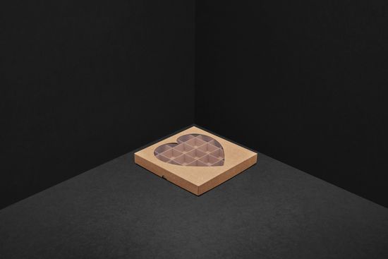 Упаковка с окном для 25 конфет. Сердце