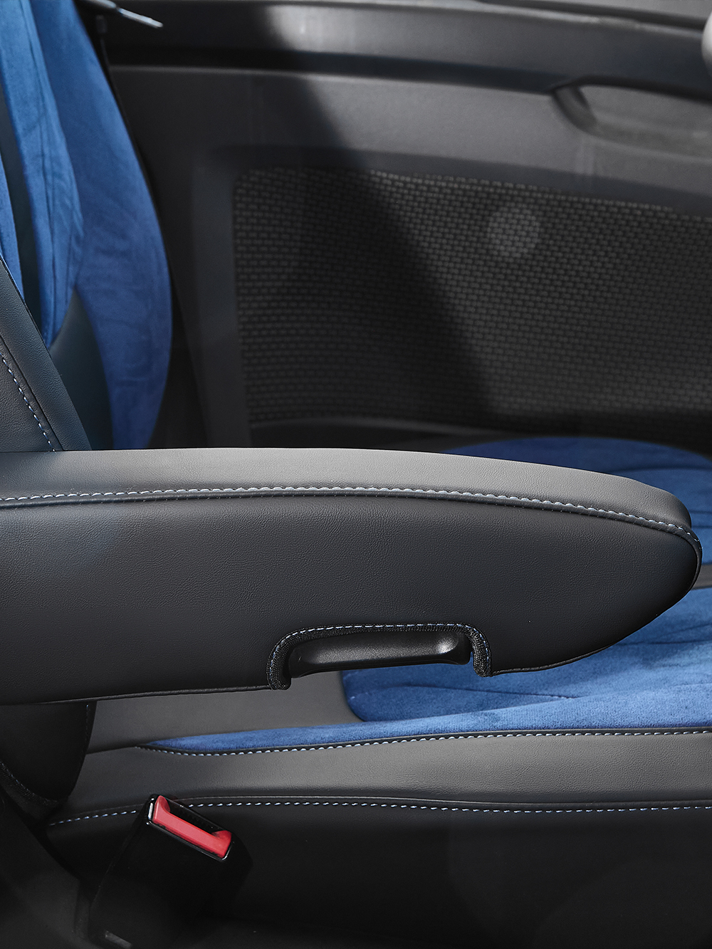 Чехлы Люкс DAF XF 106 (экокожа, черный цвет, синяя вставка)