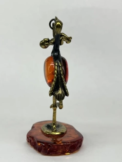 Бронзовая статуэтка на янтаре