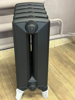 Радиатор чугунный RETROstyle Bohemia-450 без узора, 5 секций, только для автономной системы отопления, черный матовый, напольное исполнение, RETROstyle RS-BOH-450-5s ЛИКВИДАЦИЯ